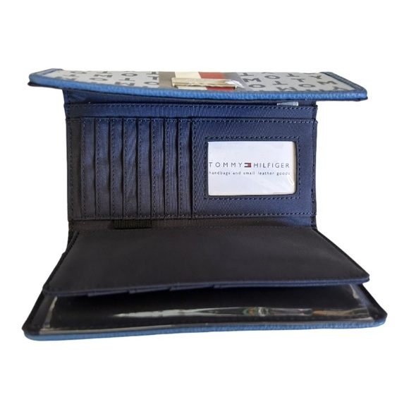 NWT Woman’s Tommy Hilfiger Faux Leather Folding Wallet With LOGO Design - Picture 4 of 9